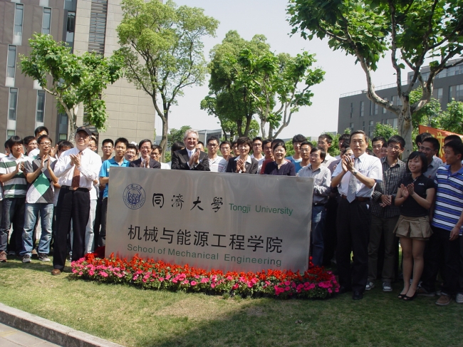 裴钢校长与杨志刚院长共同为裸聊视频
更名揭牌 裴钢校长与杨志刚院长共同为裸聊视频
更名揭牌
